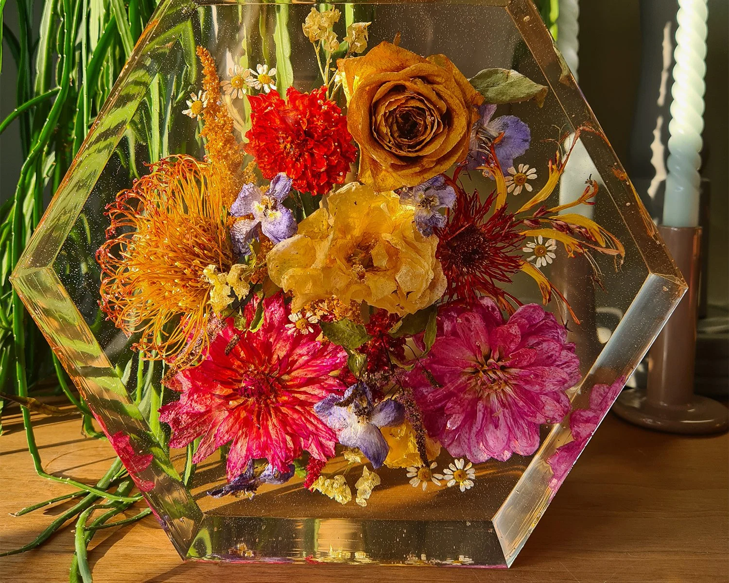 Kleurrijke droogbloemen bewaard in zeshoekige epoxyvorm.jpg