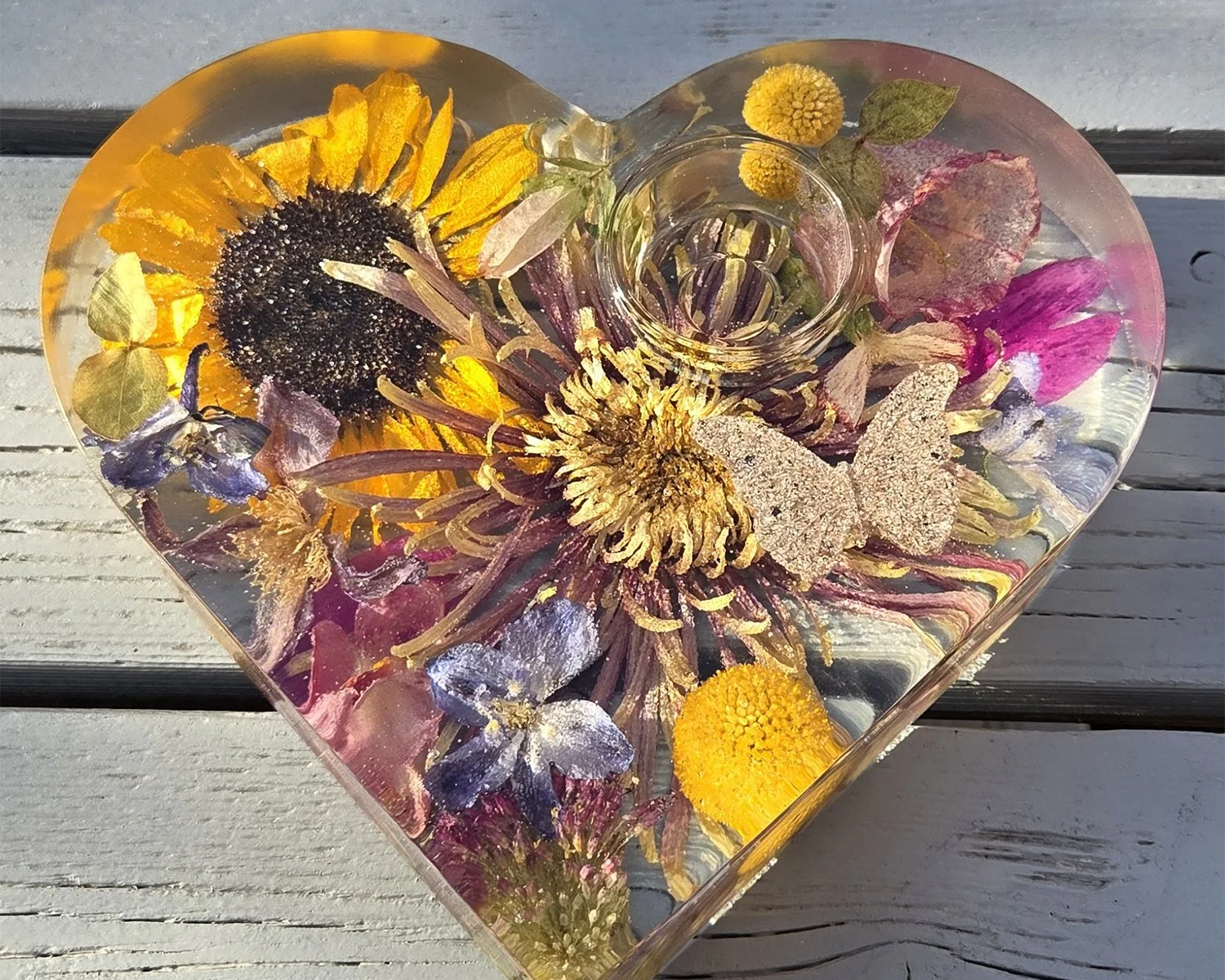 Gedroogde bloemen bewaard in epoxy hartvorm.jpg