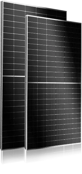 Photovoltaik-Solarmodule an einer Wand installiert.