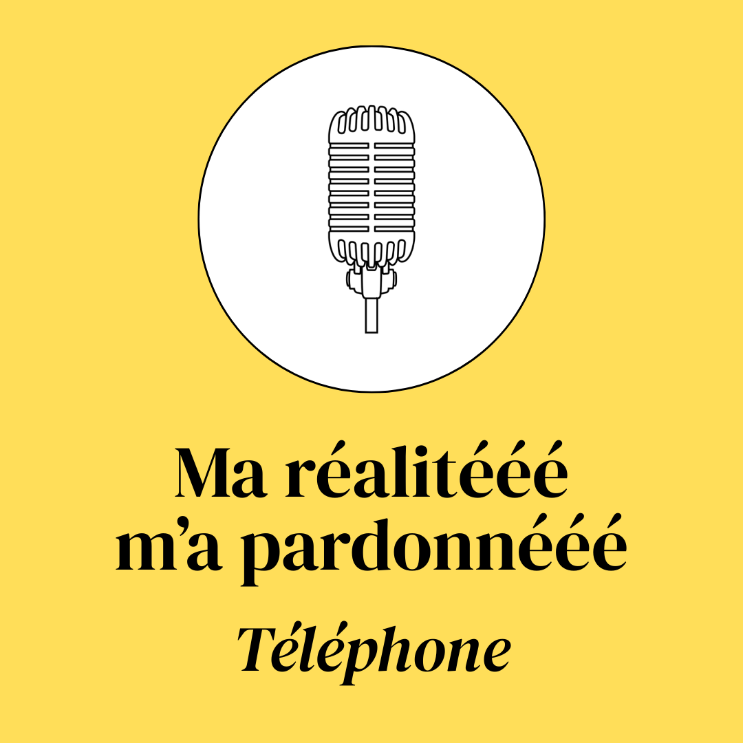Une illustration d'un microphone vintage au centre d'un cercle blanc sur un fond jaune. Texte en dessous disant "Ma réalité m'a pardonnée Téléphone".