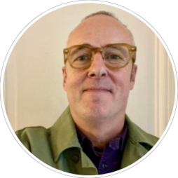 Portrait de François Rossignol qui propose une prestation de coaching bienveillant pour les jeunes adultes en quête de sens et d'épanouissement. Et qui accompagne les jeunes dans leur recherche d'emploi et les jeunes professionnels dans leur carrière