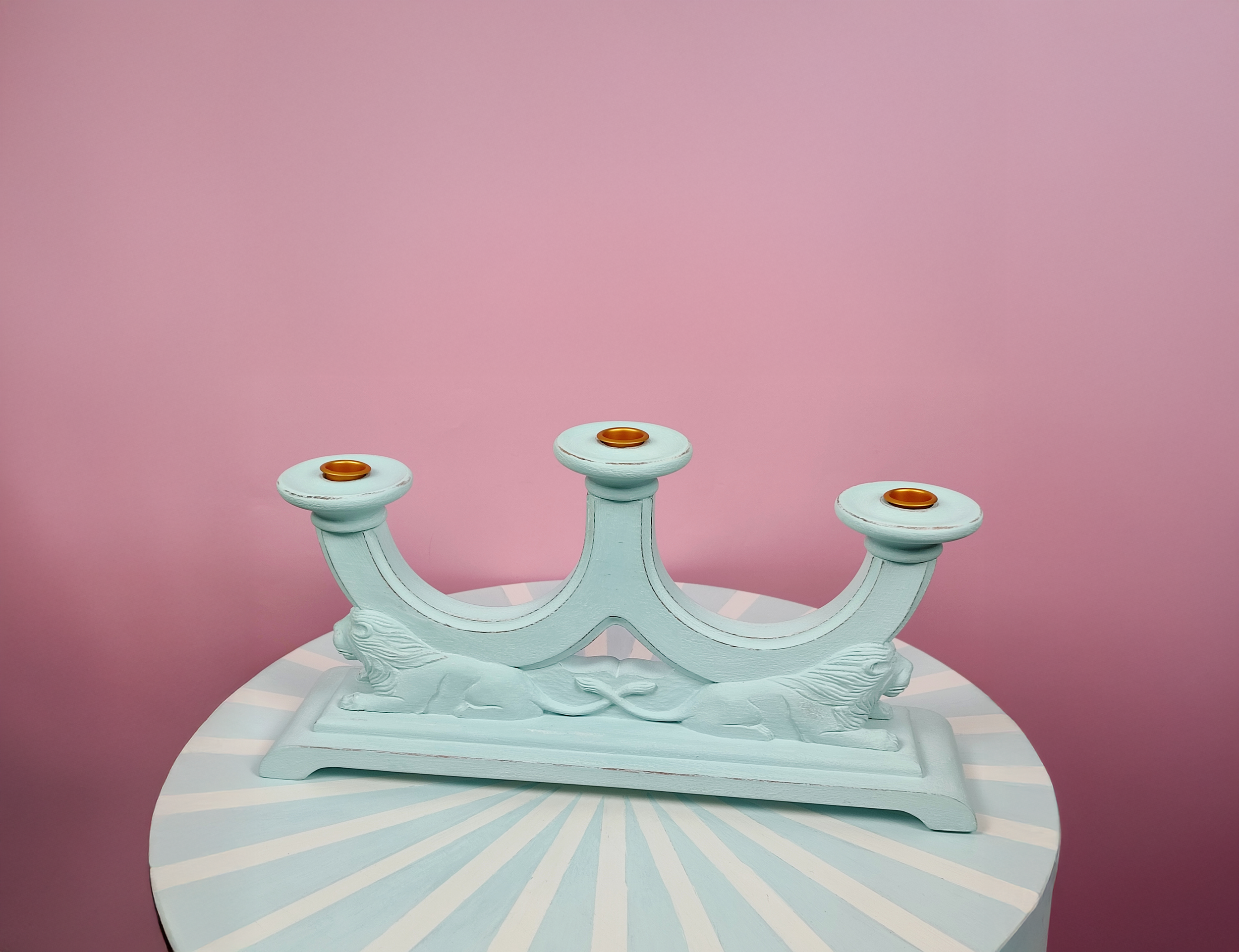 3 armiger Holzkerzenhalter mit Löwenköpfen