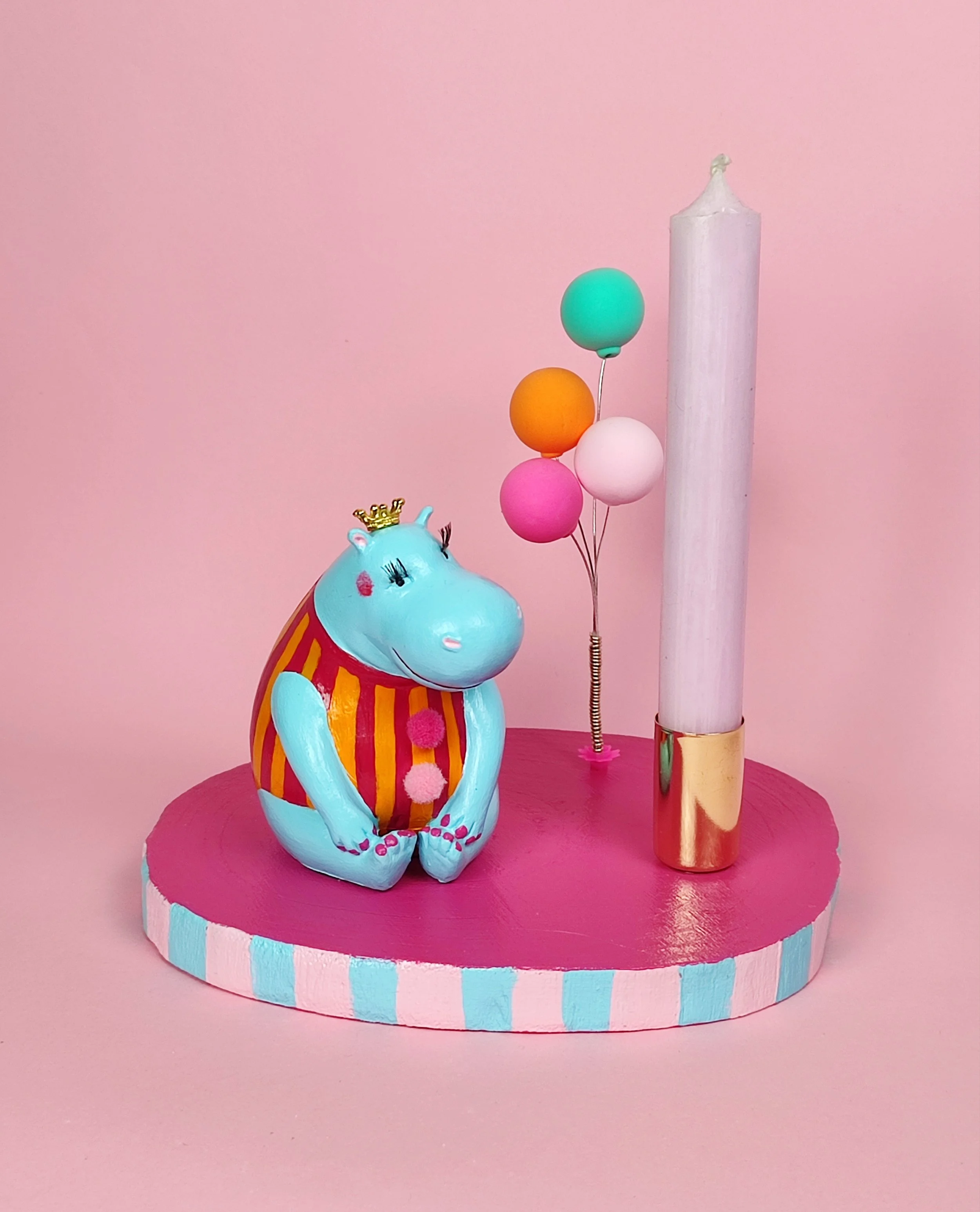 Kleine Nilpferdprinzessin auf einer Holzscheibe