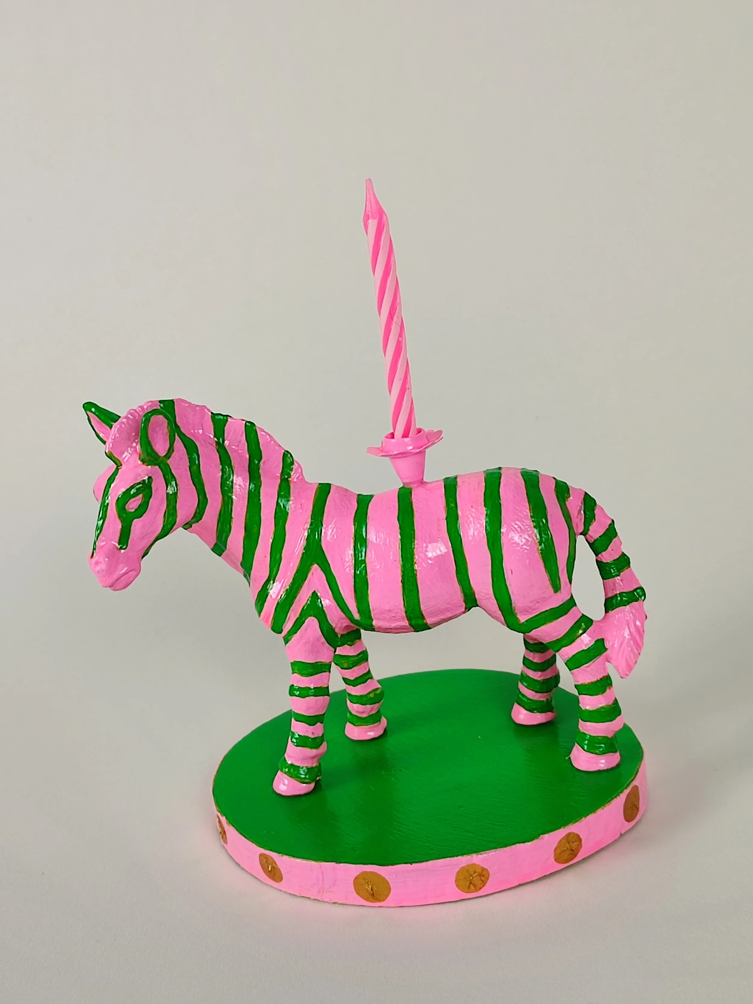 Neonpinkes Zebra mit grünen Streifen