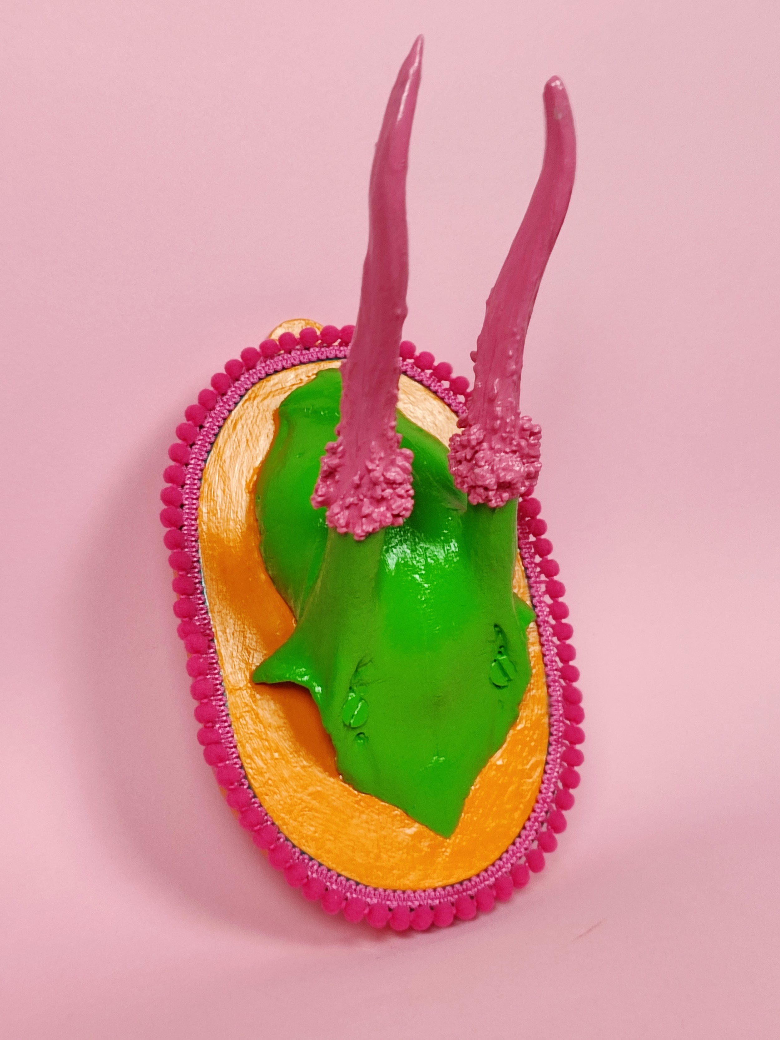 Rehbockgeweih, farbig lackiert