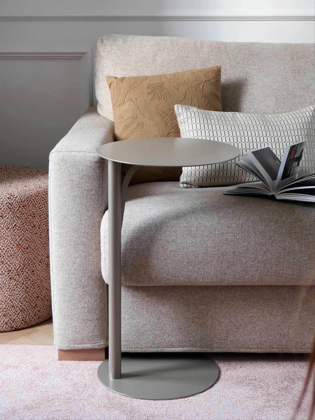 Est-ce qu&rsquo;on vous a d&eacute;j&agrave; parl&eacute; de la teinte champagne ?🥂🍾

Une teinte m&eacute;tallique qui joue avec la lumi&egrave;re : la table semble changer de couleur selon l&rsquo;&eacute;clairage.
Une teinte qui ne se r&eacute;v&