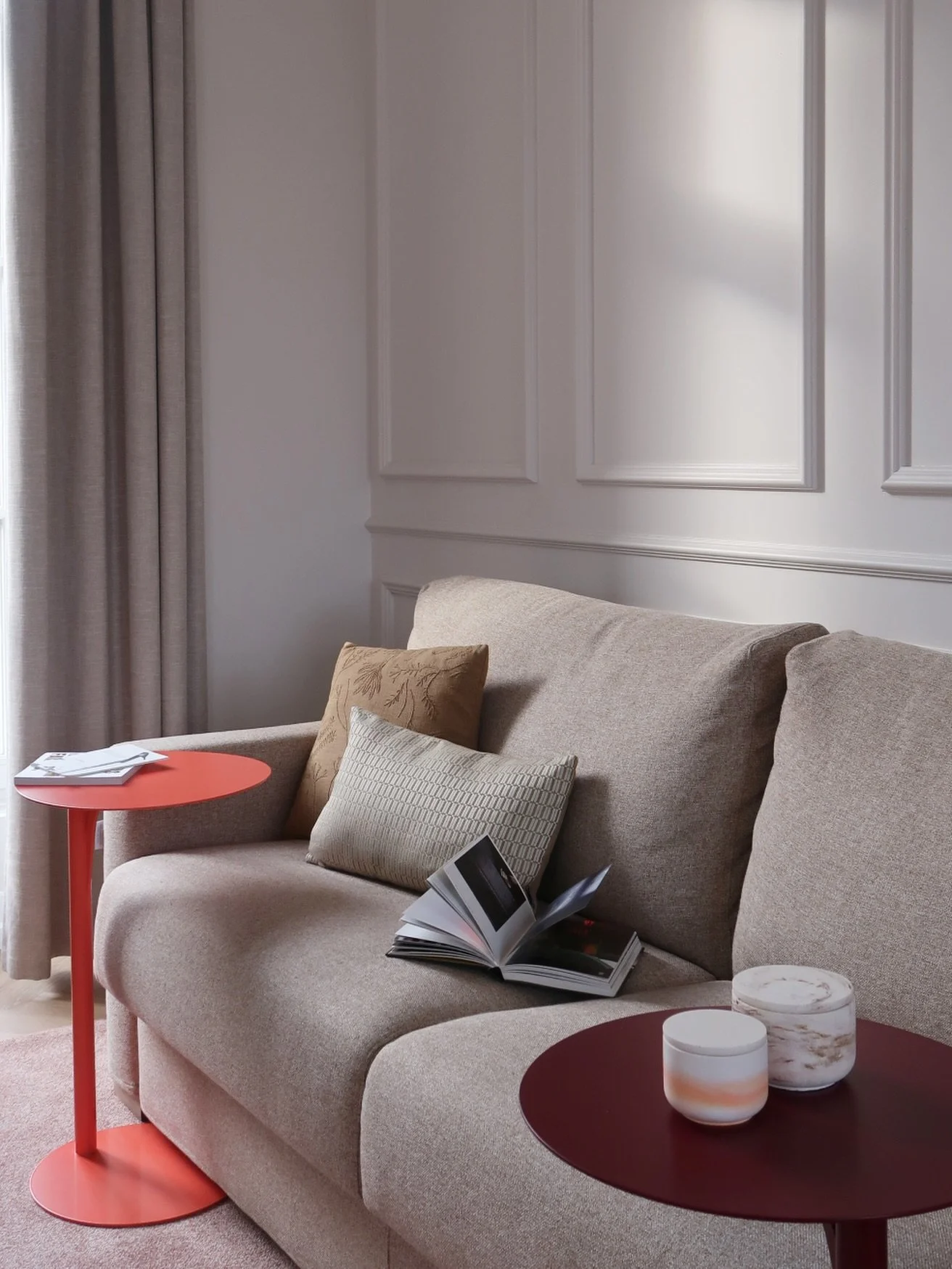 Un canap&eacute;, deux tables Emi 💕

Vous &ecirc;tes nombreux &agrave; craquer pour deux tables, que ce soit en tables de chevet ou plac&eacute;es &agrave; c&ocirc;t&eacute; du canap&eacute; pour que chacun puisse profiter de son espace.