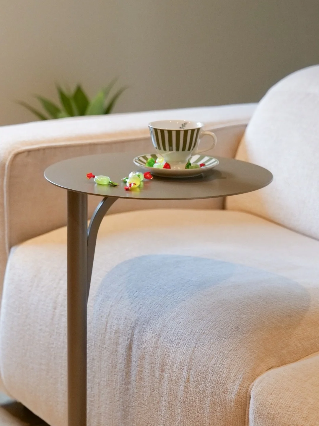 La table Emi en coloris Champagne : une teinte douce et intemporelle qui trouve naturellement sa place dans tous les int&eacute;rieurs comme en ext&eacute;rieur.

Parfois lumineuse et &eacute;clatante sous les rayons du soleil, parfois plus douce et 