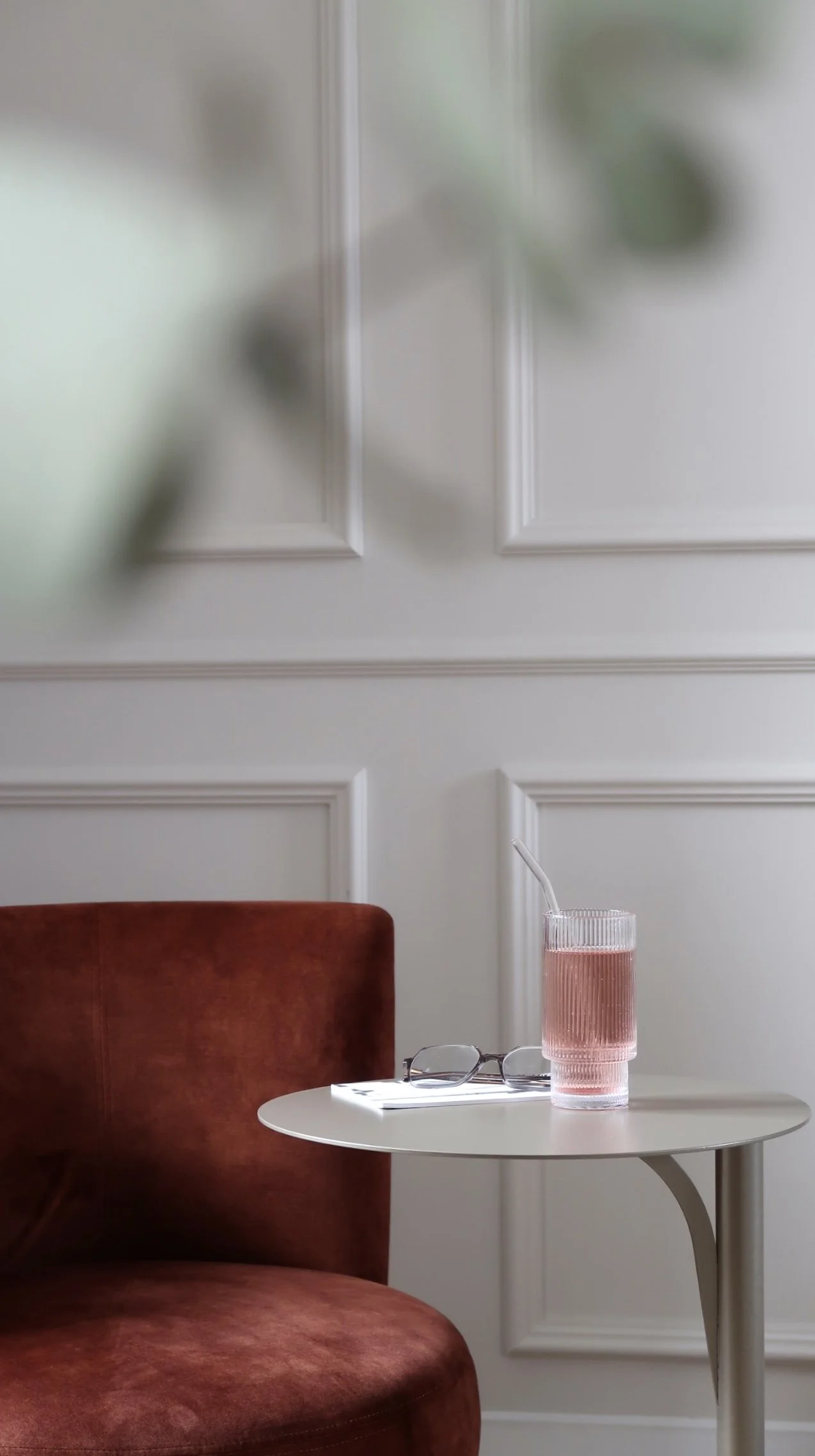 Comment associer une table d'appoint en métal coloré à sa décoration intérieure ?