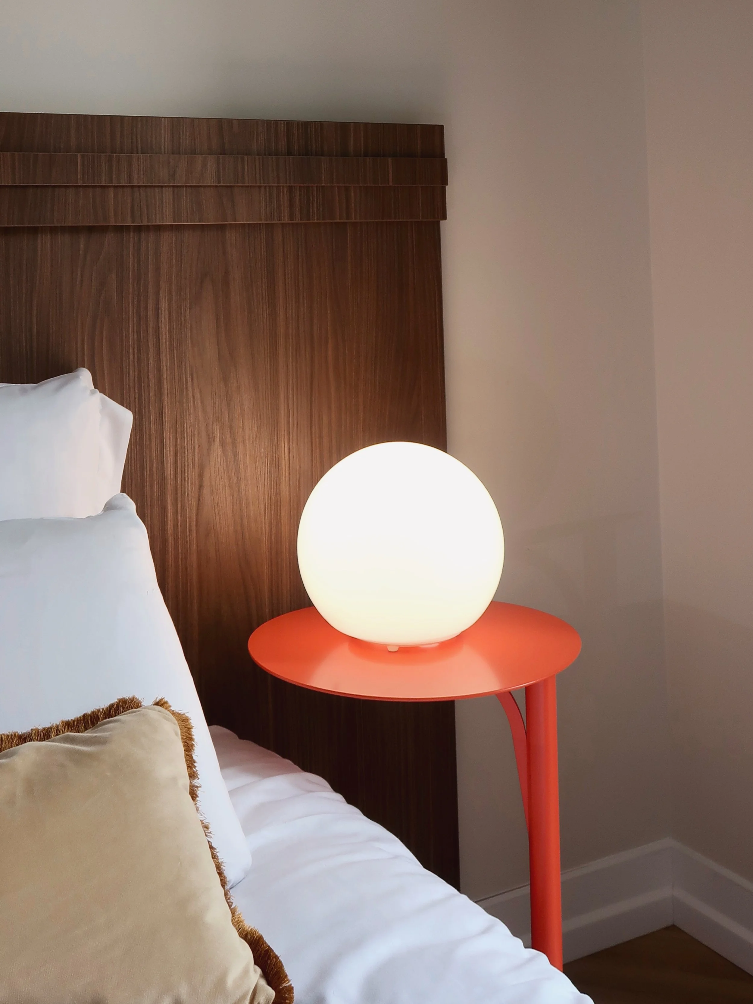 Métal coloré vs bois ou marbre : le nouveau matériau tendance de la décoration