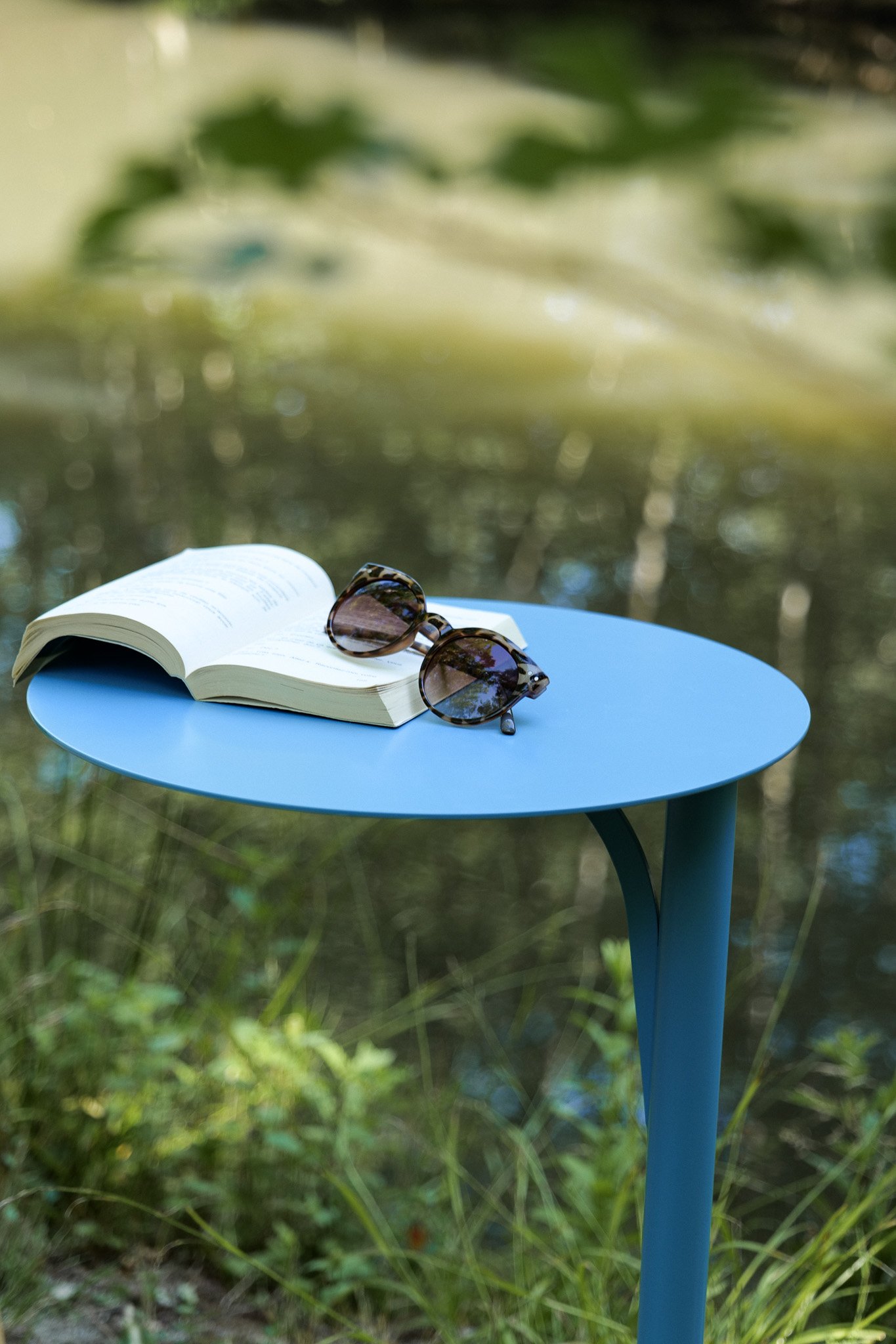 Entretenir un meuble en métal design et coloré : nos conseils pour le garder comme neuf.