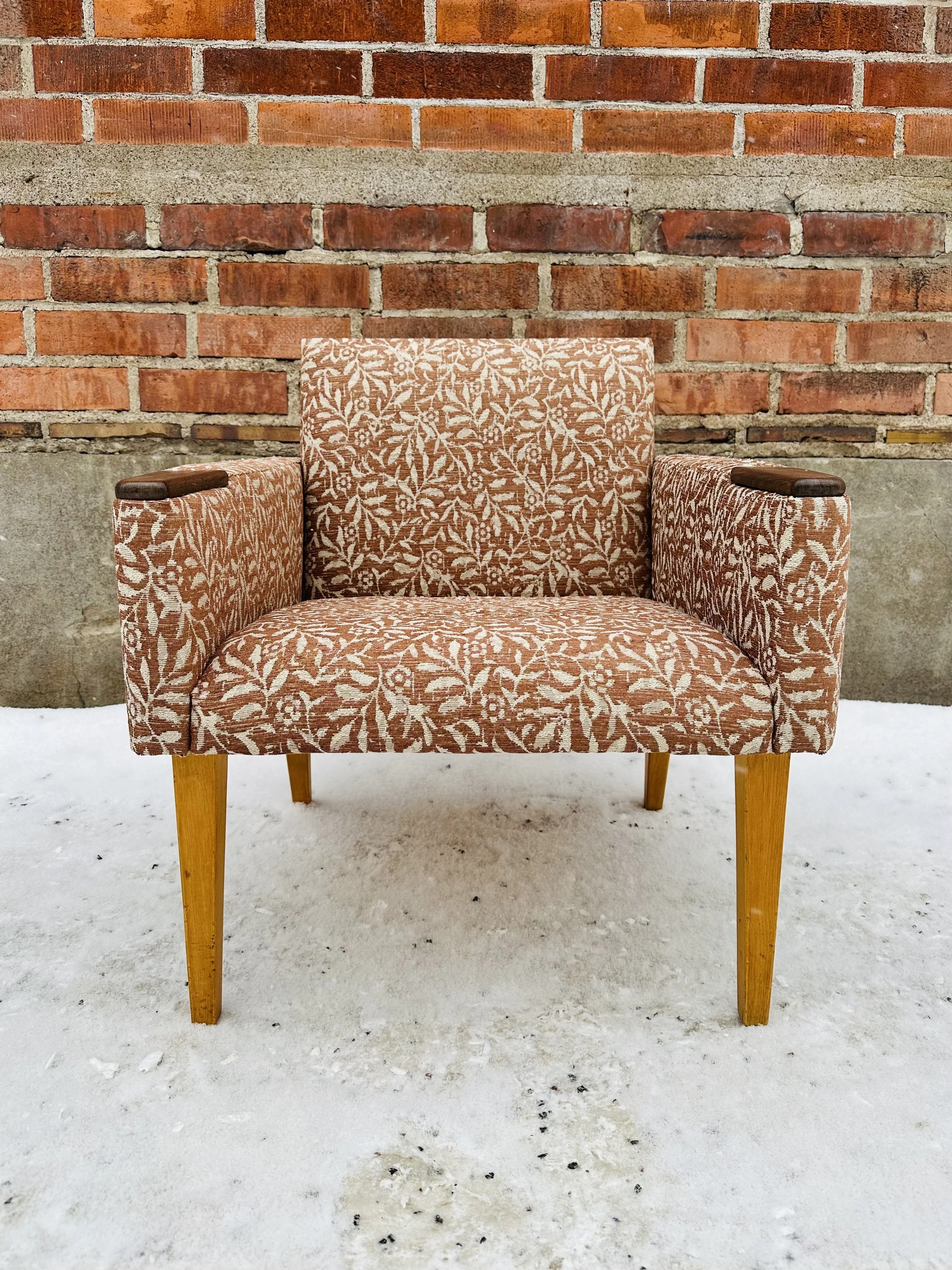 Vintage-nojatuolin verhoilu ja kunnostus Ateljé Palm