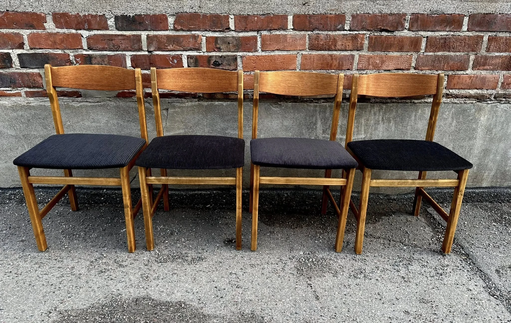 Tuolien restaurointi ja puuosien pintakäsittely Helsinki