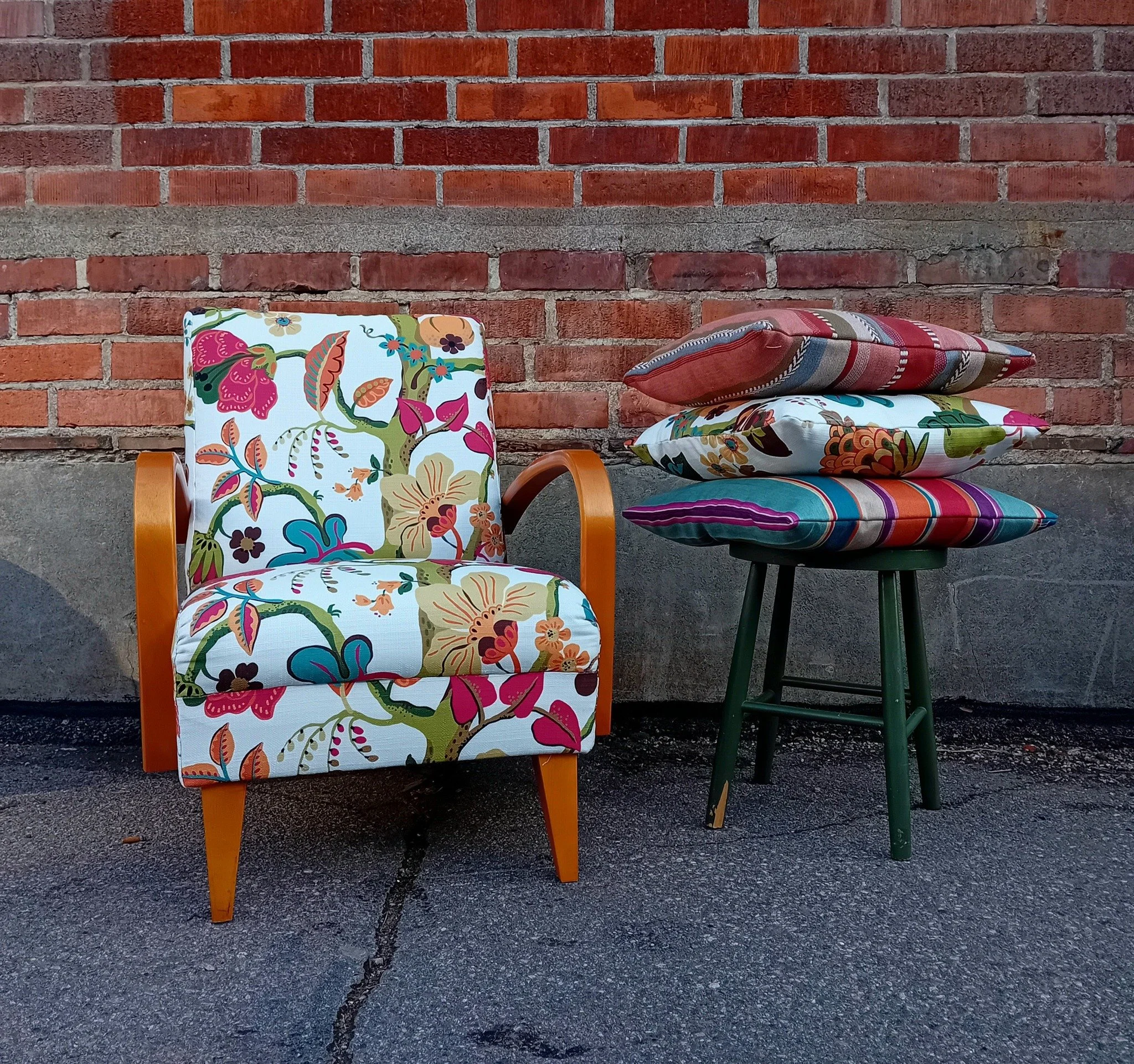 Verhoiltu nojatuoli Pleasant Valley kankaalla – huonekalujen verhoilu Helsinki