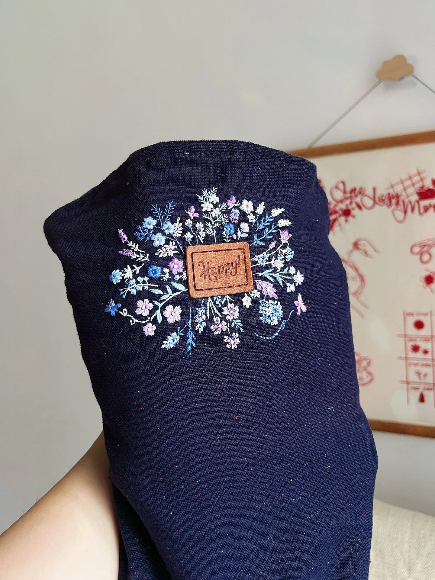 Minimal hues, dainty stitches✨💙🪻💜
.
.
.
.
.
#embroidery #babycarrier #handembroidery #happybabycarrier