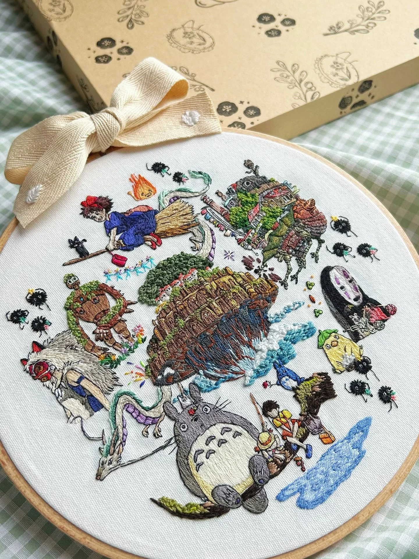 ✨𝒯𝒽𝓇𝑒𝒶𝒹 𝒷𝓎 𝓉𝒽𝓇𝑒𝒶𝒹 ✨
Zooming into the textures, colors, and stitches that made this portrait possible🌿🍃🌱
.
.
.
.
.
#embroidery #ghibli #ghibliart #handembroidery #dmc #thread