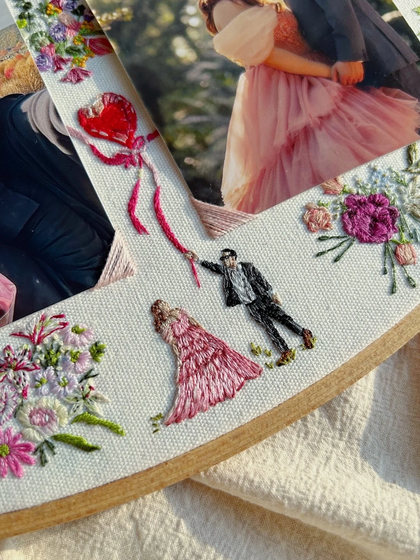 &ldquo;𝘔𝘢𝘺 𝘵𝘩𝘦 𝘭𝘰𝘷𝘦 𝘵𝘩𝘢𝘵 𝘣𝘳𝘰𝘶𝘨𝘩𝘵 𝘺𝘰𝘶 𝘩𝘦𝘳𝘦 𝘬𝘦𝘦𝘱 𝘣𝘭𝘰𝘰𝘮𝘪𝘯𝘨 𝘵𝘩𝘳𝘰𝘶𝘨𝘩 𝘦𝘷𝘦𝘳𝘺 𝘤𝘩𝘢𝘱𝘵𝘦𝘳 𝘢𝘩𝘦𝘢𝘥&rdquo;

A keepsake for a dear friend&rsquo;s new chapter Woven with blooms from the bouquets over the 