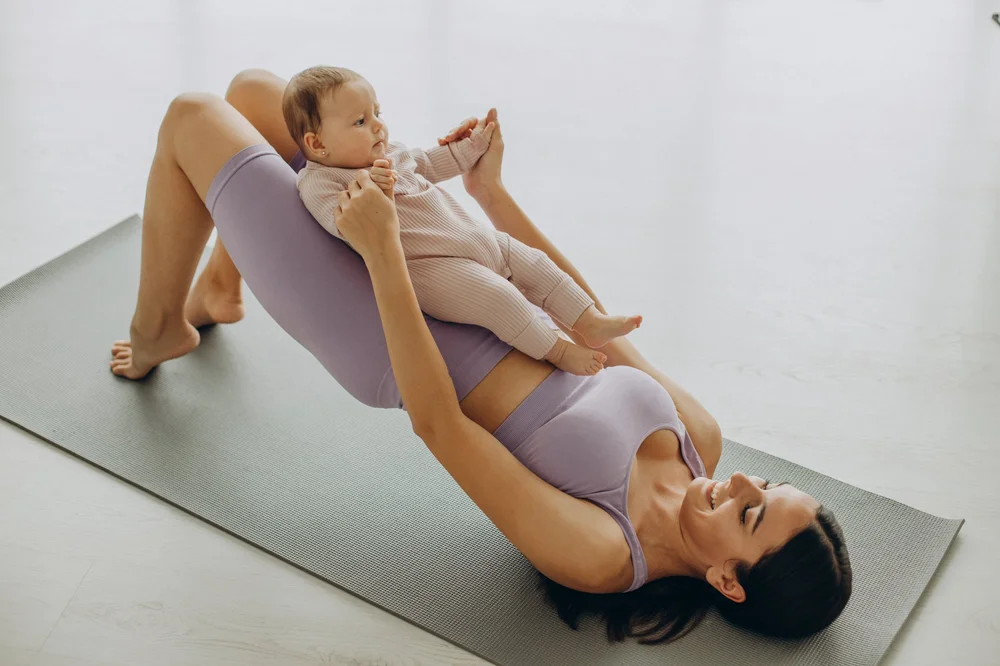 Madre haciendo ejercicio con su bebé