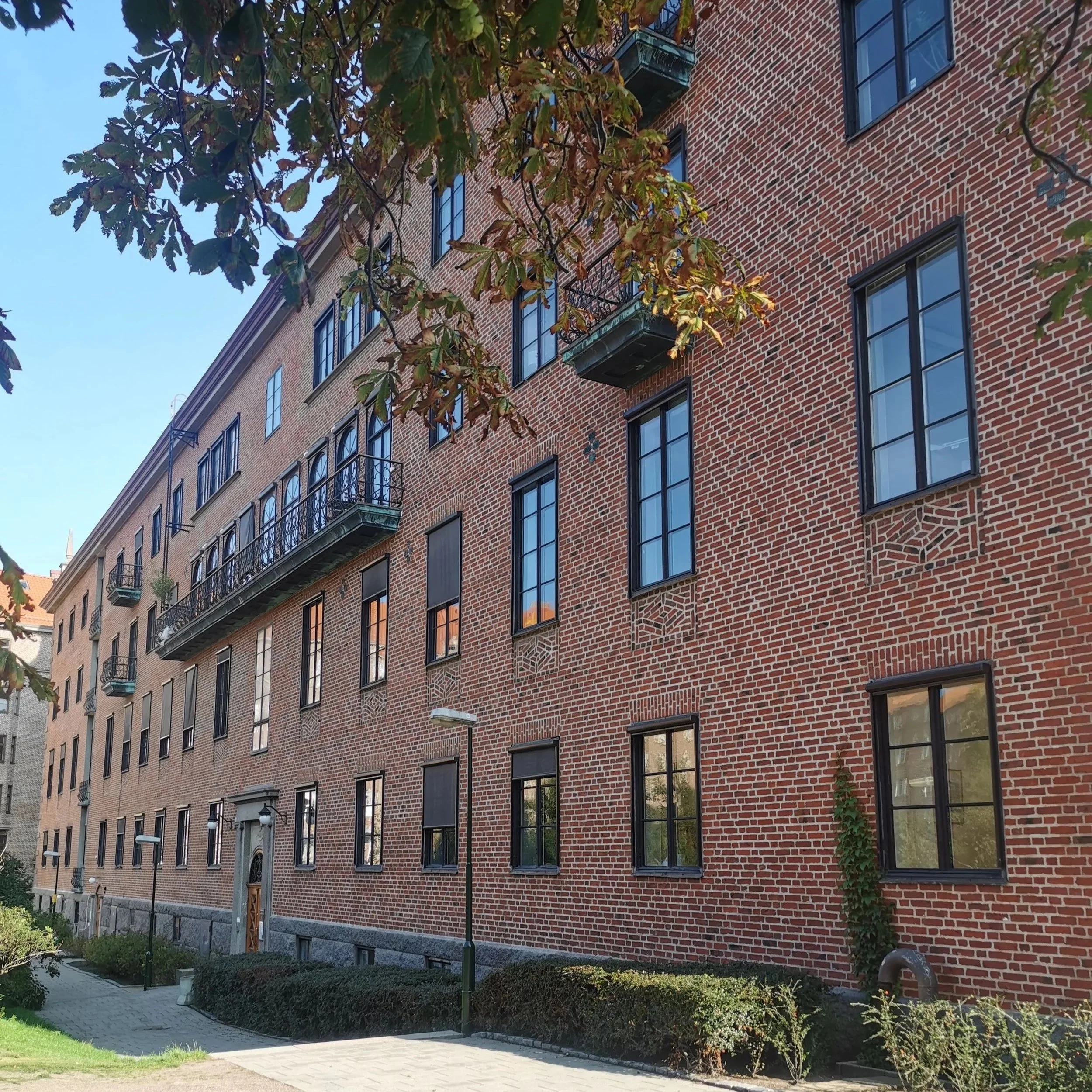 En röd tegelbyggnad på Fersens väg 9 i Malmö.