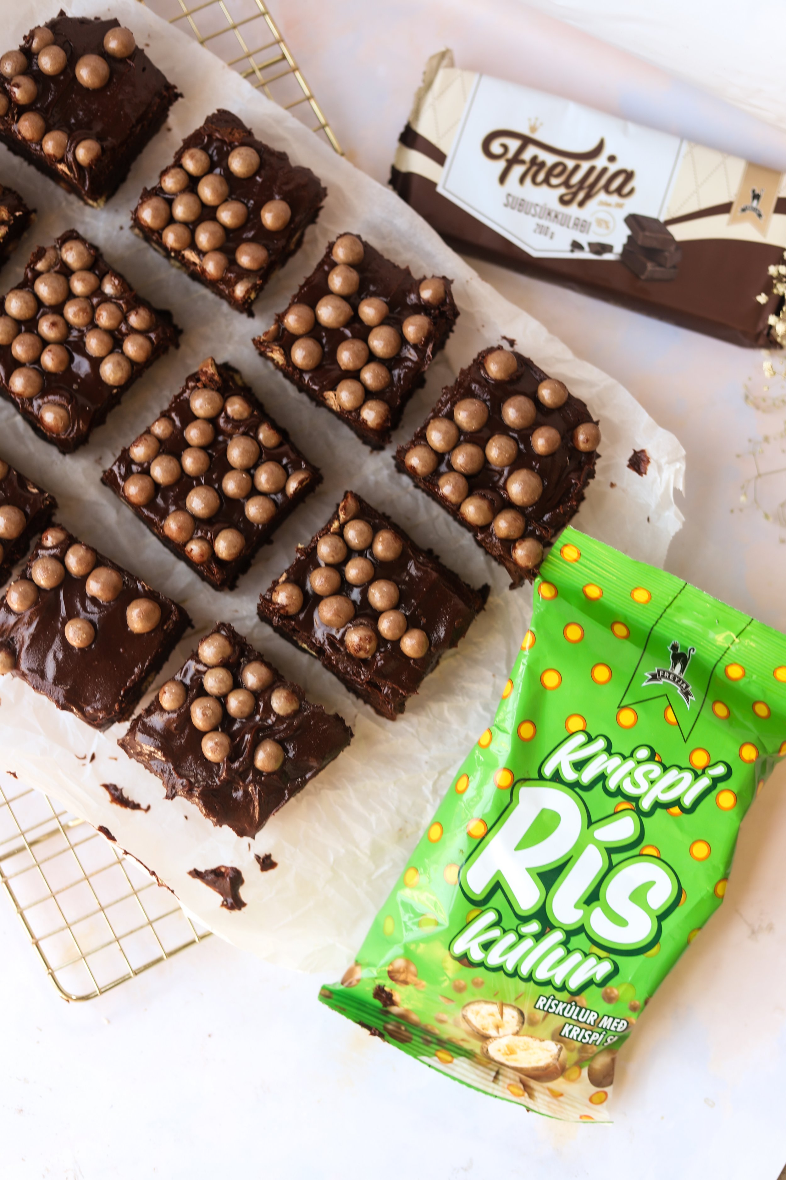 Súkkulaðibrownies með Krispí Rís og súkkulaðifudge kremi🍫💚