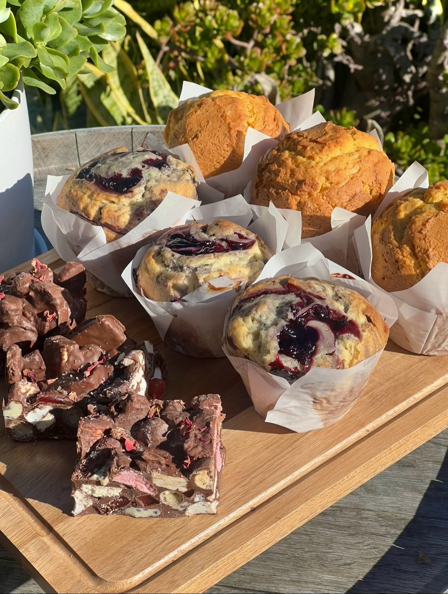 Dazz&rsquo;s rocky road got some new friends!

A few tasty treats in the sweets section this weekend🫐🧁🍫
