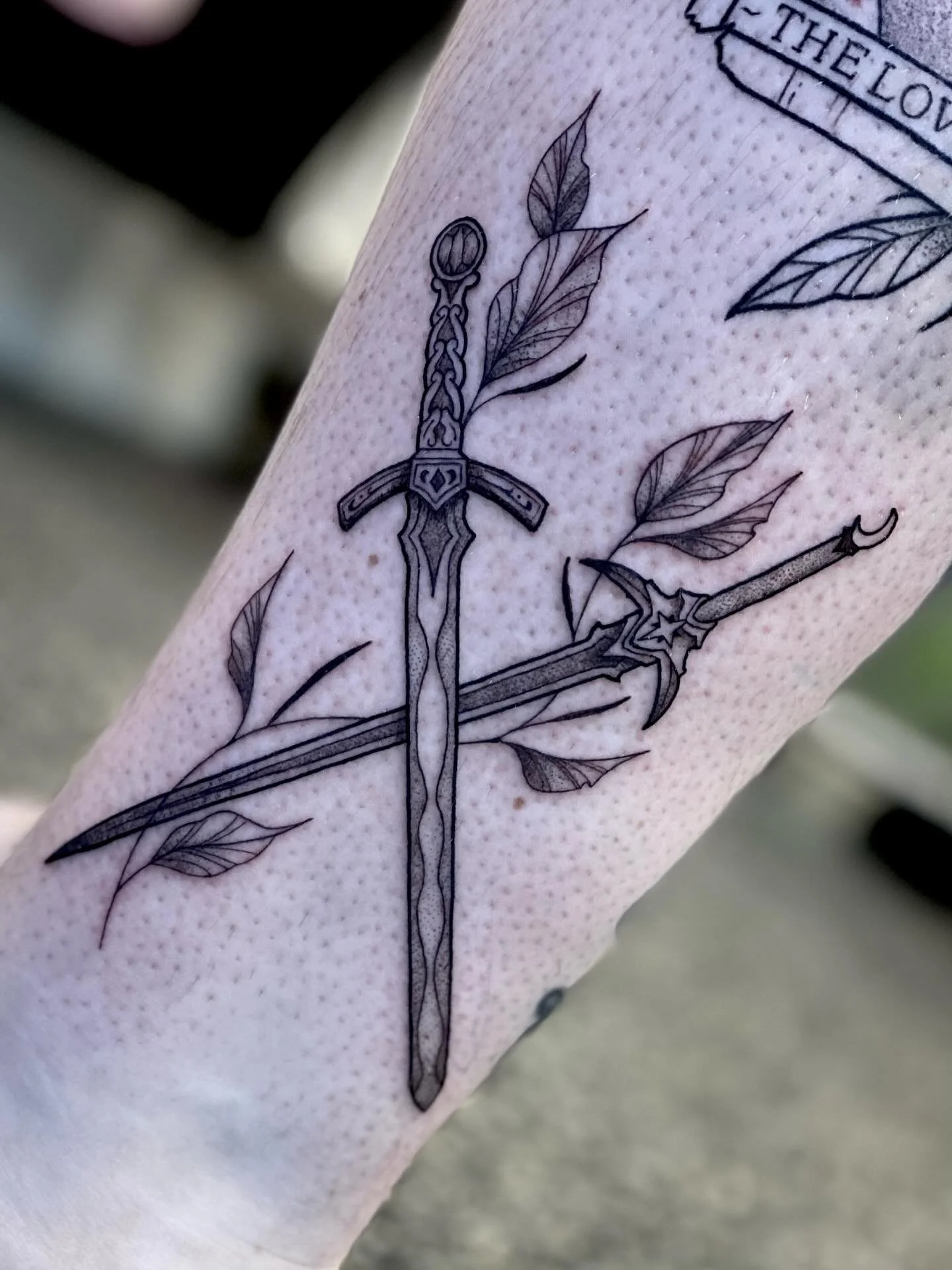 Throne of Glass swords for Mikaela - thank you so much! Done at @lostsanctumtattoo 
.
.
.
.
.
#tattoo #goldcoast #tattooartist #tattooflash #throneofglass