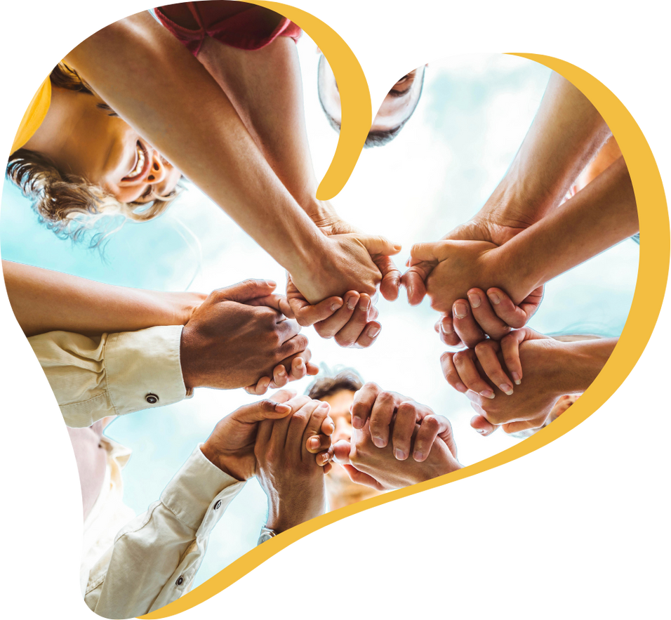 Groupe de personnes tenant leurs mains ensemble en cercle, vue depuis en-dessous, avec un ciel bleu en arrière-plan.