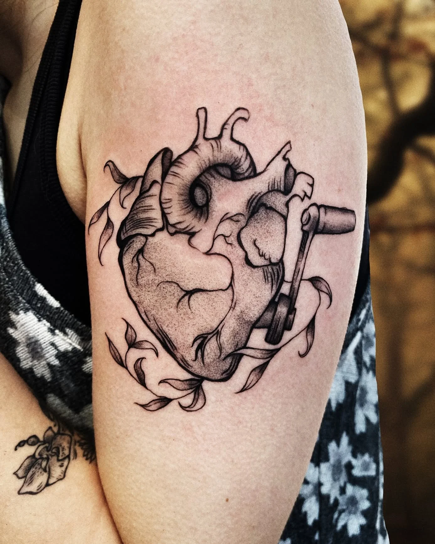 Kickstart my heart 🏍🫀

#womenwhotattoo #femaletattooartist #lisbontattooartist #lisbontattoo #tattoolisbon #tatouagelisbonne #lisbonnetatouage #illustrativetattoo #lisboatattoo #tattoolisboa #boldtattoo #tattoolisboa