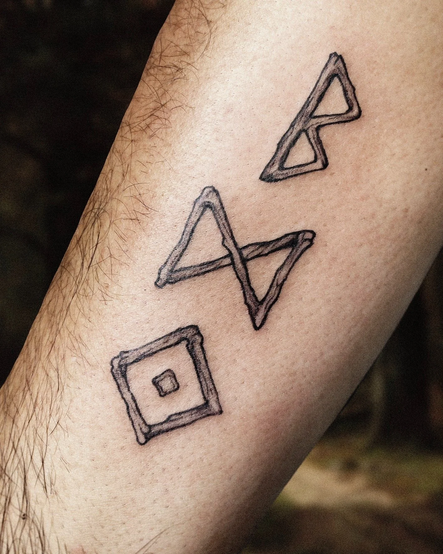 The runes Gandalf leaves on Bilbo's door composed of three symbols: B (for Burglar), D (for Danger, or excitement), and a diamond shape (for Reward), indicating that Bilbo is a treasure-hunter for hire. Gandalf is basically such a scammer 🧙&zwj;♂️

