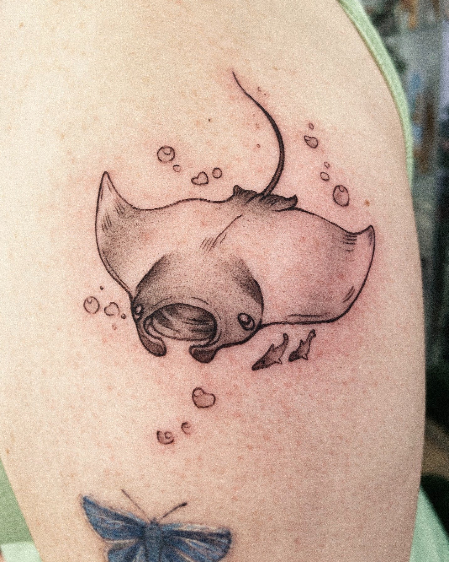 A little manta ray with his little buddies 🌊🐚
Thank you so much In&ecirc;s for helping me bring this cutie to life!

#finelinetattoo #womenwhotattoo #femaletattooartist #lisbontattooartist #lisbontattoo #tattoolisbon #tatouagelisbonne #lisbonnetato