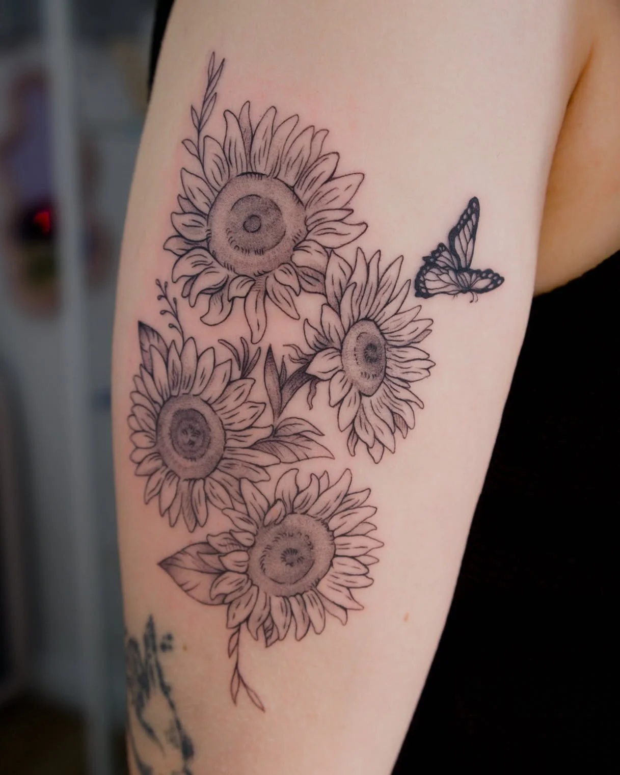 The very beginning of a half sleeve on Sara ☀😊
Sunflowers to celebrate the arrival of the sun here in Portugal! 

✺ Mail me at pandemonium@mariagaia.com to book your own custom tattoo~

#womenwhotattoo #femaletattooartist #lisbontattooartist #lisbon