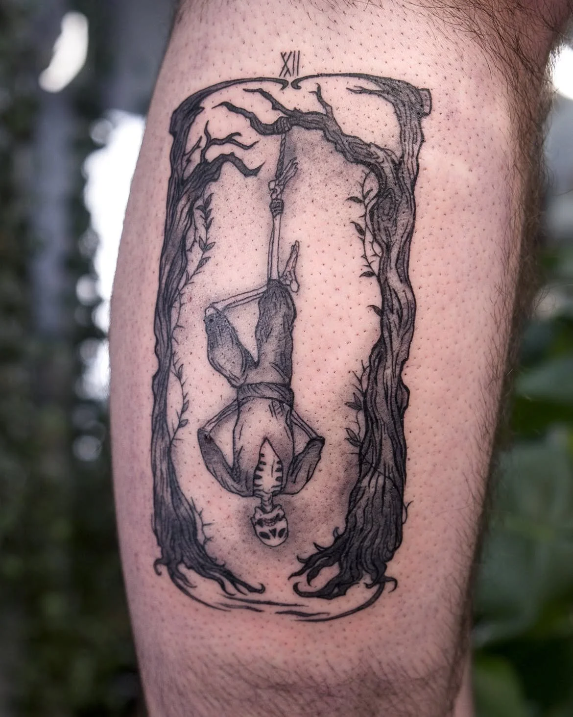 The Hanged man for Arthur~ 
Doing a lot of Tarot cards lately and I'm here for it!

#femaletattooartist #womenwhotattoo #lisbontattooartist #tarottattoo #blackworktattoo #tattootarot #illustrativetattoo #projecttattoos #tattooart #thehangedman #theha