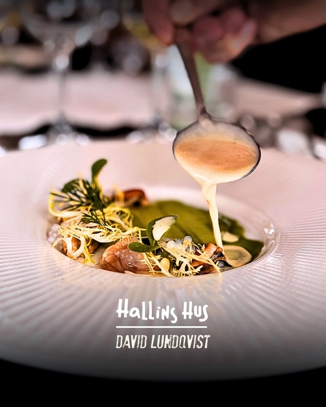 P&aring; l&ouml;rdag sl&aring;r vi upp d&ouml;rrarna f&ouml;r Hallins Hus! En kulinarisk h&ouml;jdpunkt som &aring;terkommer varje v&aring;r p&aring; Slussens Pensionat. En sp&auml;nnande social fine dining pop-up, en hyllning till Bohusl&auml;n och 