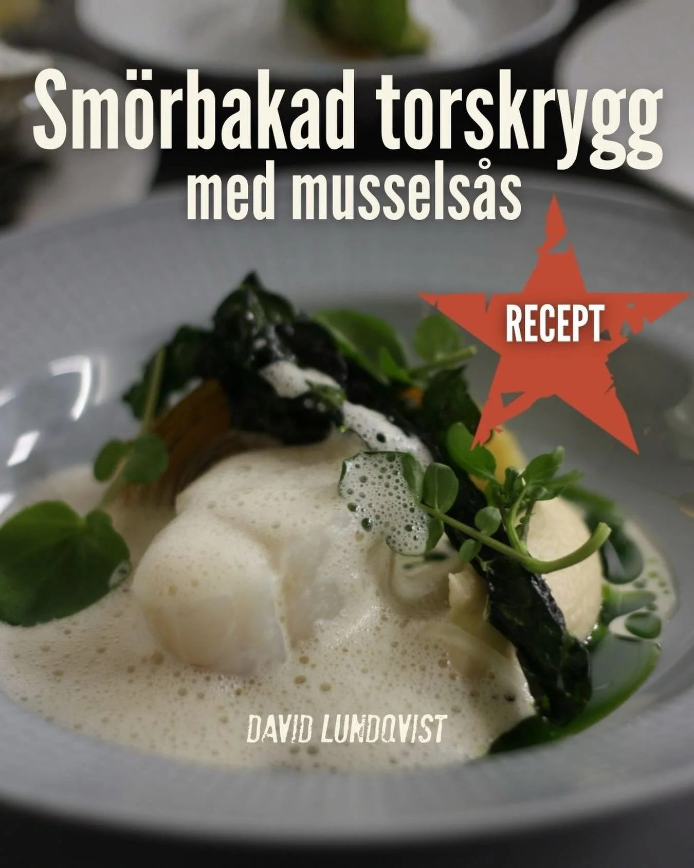 Sm&ouml;rbakad torskrygg med mussels&aring;s mixad med pr&auml;stost, rostad samt syrad jord&auml;rtskocka och sallad p&aring; spenat, &auml;rtskott och schalottenl&ouml;k.
&nbsp;
Torsken bakas f&ouml;rsiktigt i sm&ouml;r. Mussels&aring;sen mixas sl&