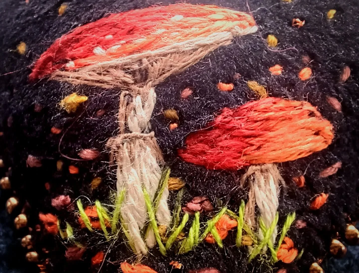 Tiny Fly Agaric on black velvet. 🍄 (approx 3cm)
Possibly coming to brooches soon xxxx
#flyagaric
#handembroidery #textileartist #yorkshireartist #embroideryartist