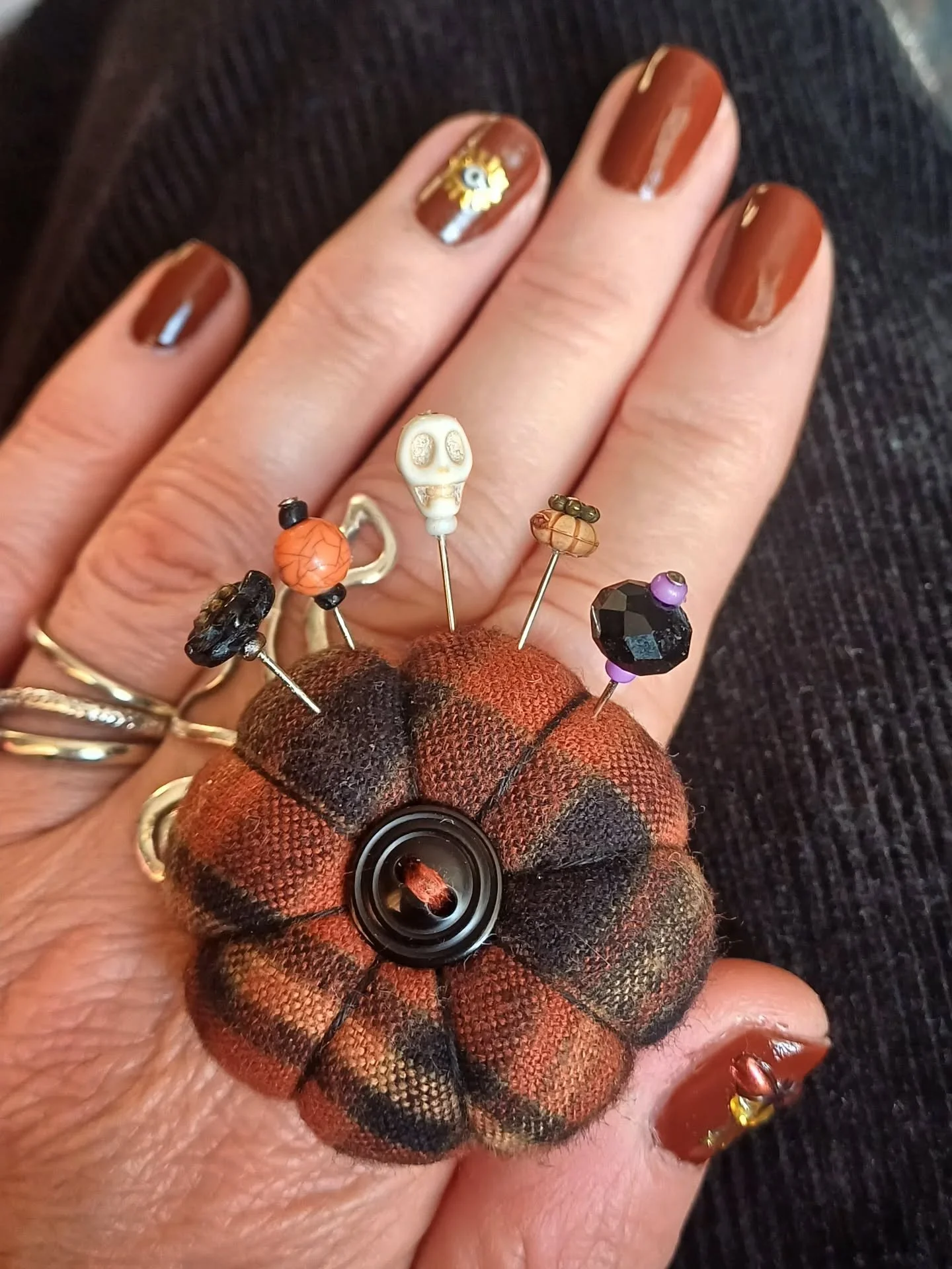 Matchy matchy! Autumnal nail and pincushion ring combo 🍂🤎🐿🍁🌰
Pincushion ring and pin set available now from my website. Xxx
#yorkshireartist #pincushionring #yorkshiremaker #uksmallbusiness #designermaker #textileartist