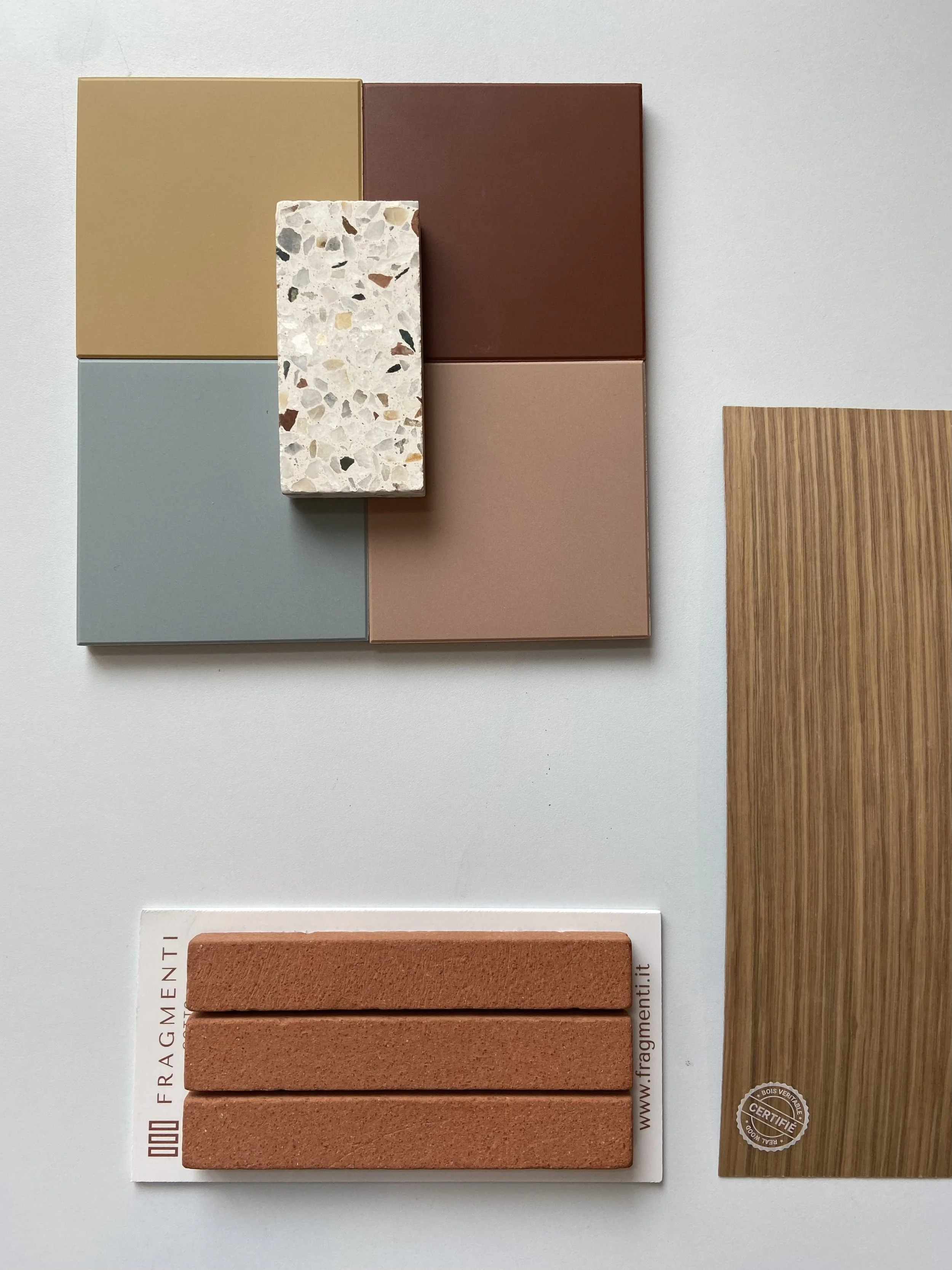 Détail d'échantillons de matériaux, brique, terrazzo, carreaux colorés winckelmans, bois chêne naturel