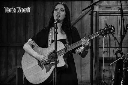 Toria Wooff at the Maverick Music Festival.  A songstress of enchantment&hellip; Maverick is the UKs best festival of Americana musical traditions @maverickfestivalsuffolk @toriawooff @capitalculturegallery #americanamusic #musicphotography #musicpho