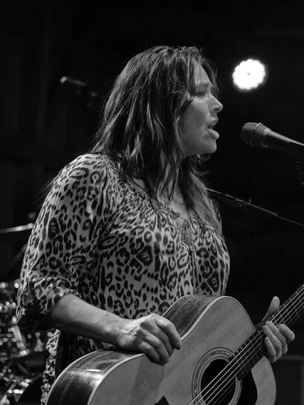Sara Petite performing on a sunny day at Maverick Music Festival in Suffolk, UK.  A small but perfectly formed weekend of Americana music.  @capitalculturegallery @maverickfestivalsuffolk @sarapetite_sweetpea #americana #americanmusic #maverickmusicf