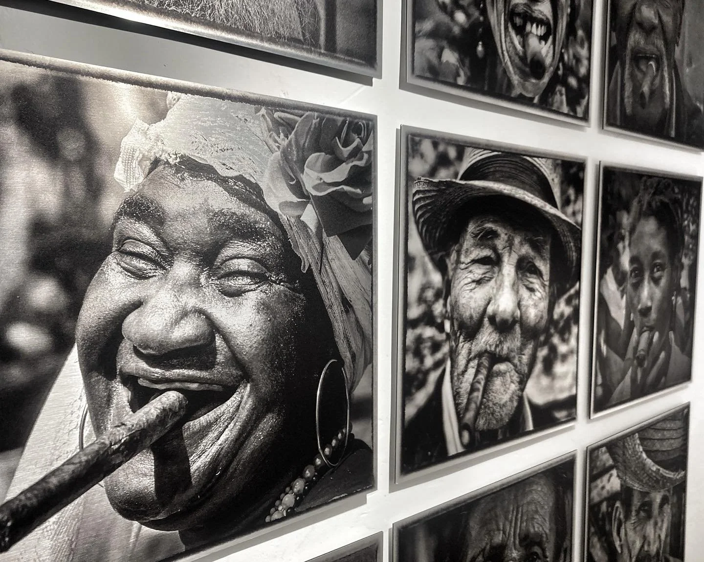 La Dama de la Plaza and el Caballero amongst friends in Miami at Aqua Art Miami. @capitalculturegallery @aquaartmiami #cubatravel #cubalovers