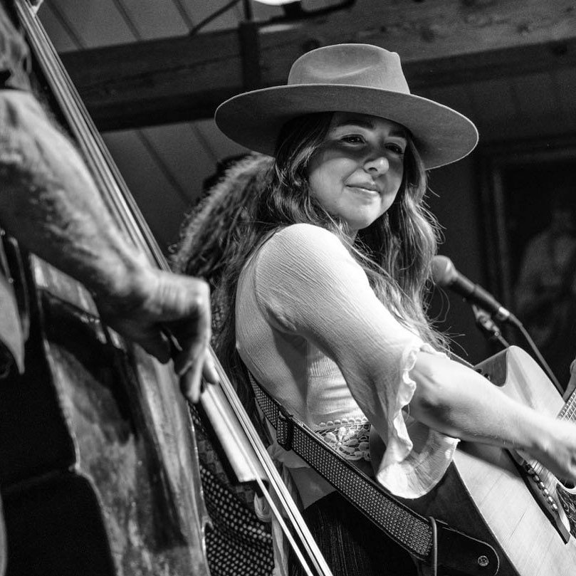 Demi Marriner playing at last weeks Maverick Festival in Suffolk.  Can&rsquo;t wait for her new album!  @dmarrinermusic @maverickfestivalsuffolk @capitalculturegallery