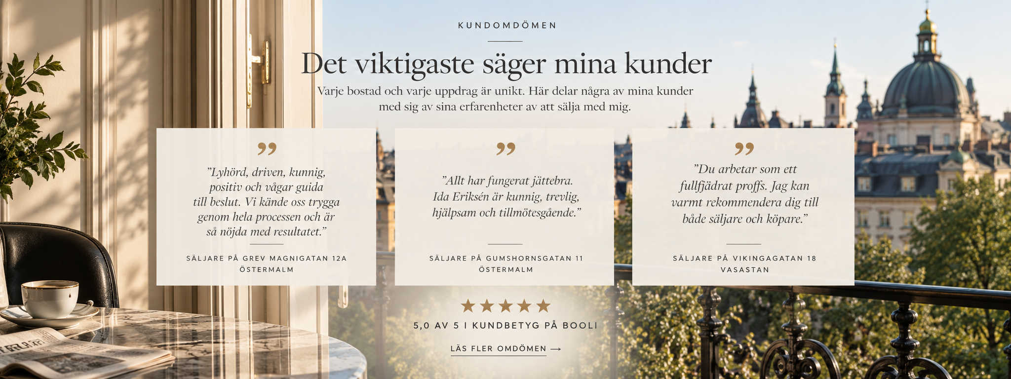 Bild på en balkong med utsikt över en stad med kyrktorn och kupoler, inkl. ett bord med kopp och tidning, möjligen i Stockholm. Text om kundomdömen på svenska.