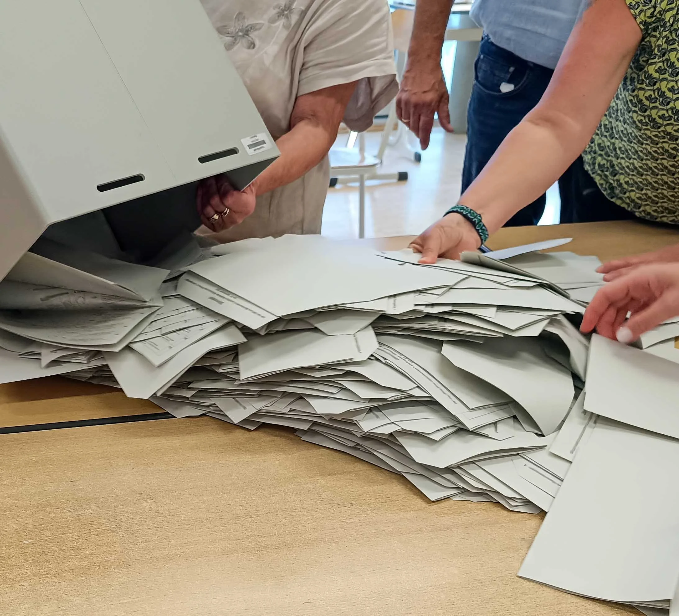 Ballot counting begins