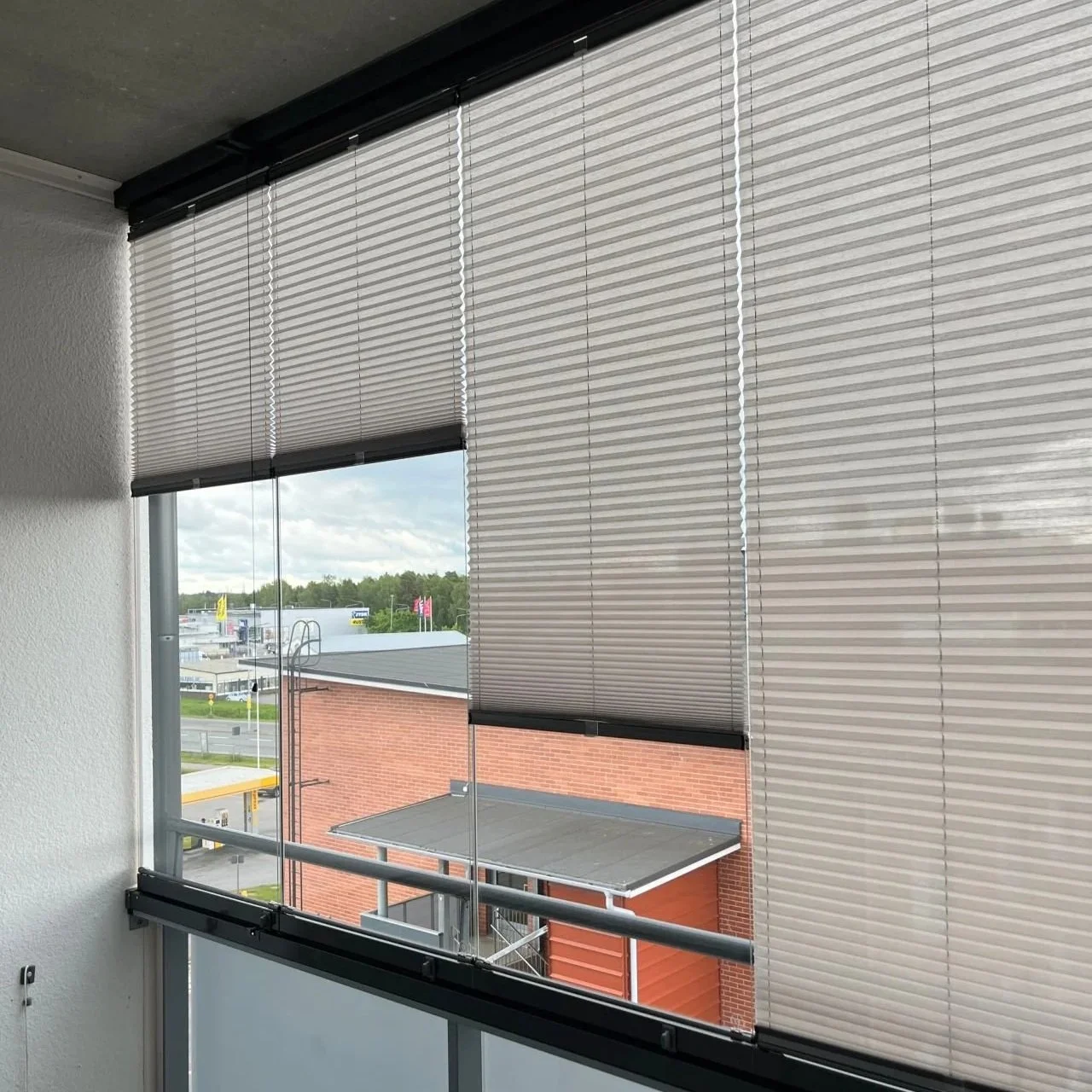 Ensimmäinen kuukausi yrittäjänä - Visor kaihtimet asiakkaiden parvekkeilla