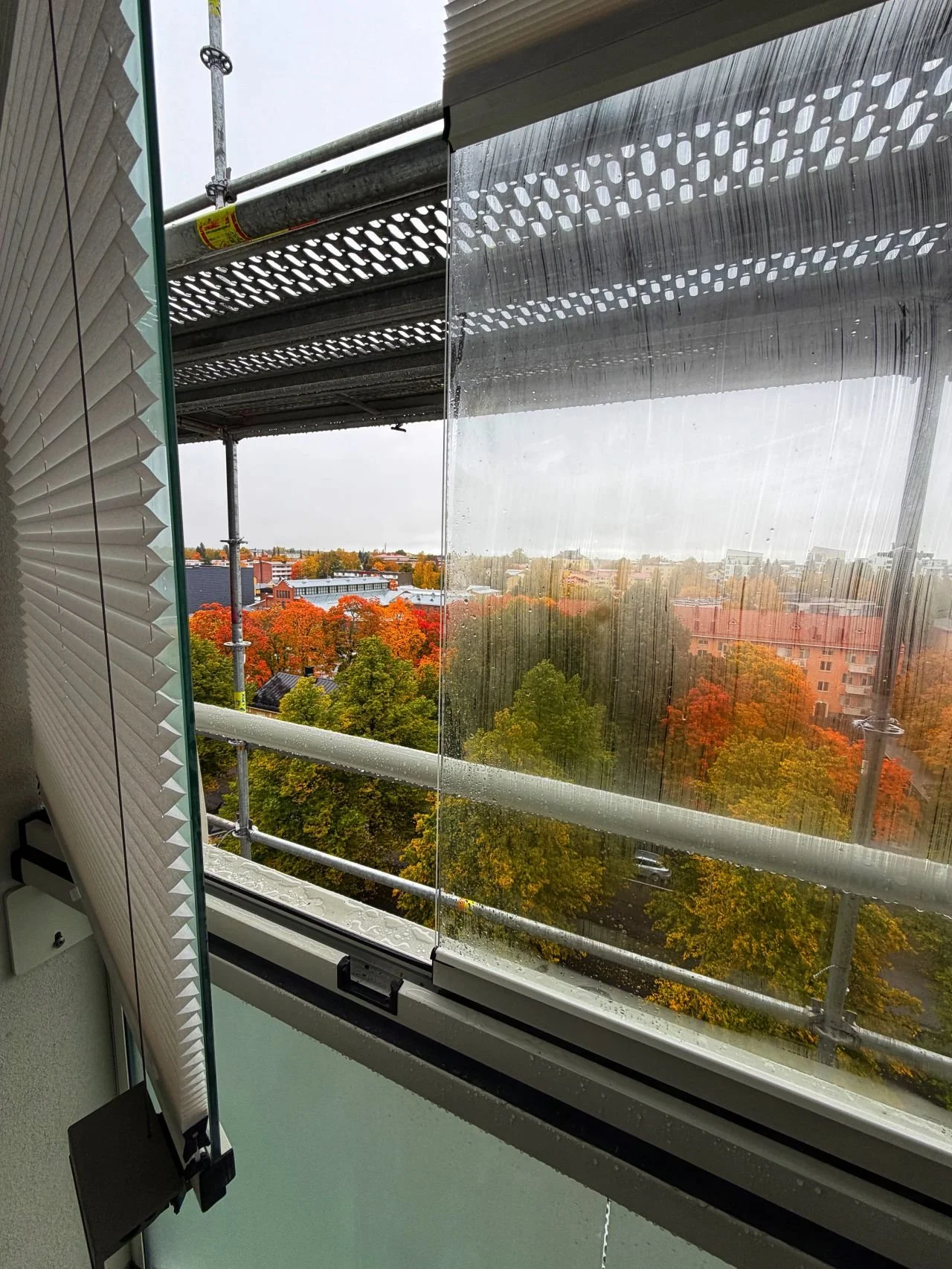 Parvekekaihtimet taloyhtiö projektiin Vaasassa – kiireiset viikot asennuksissa