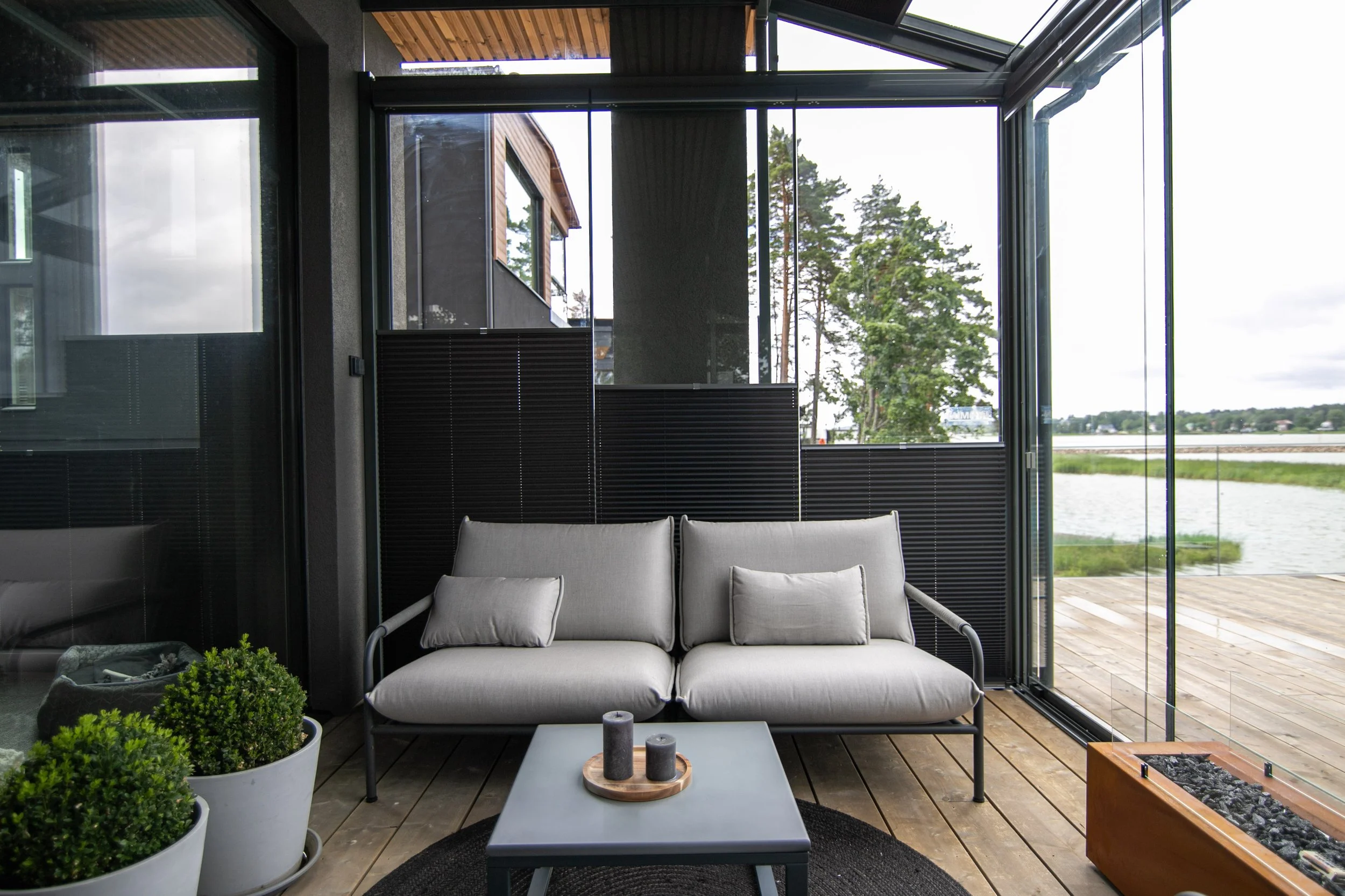 musta terassikaihdin aurinkosuojana