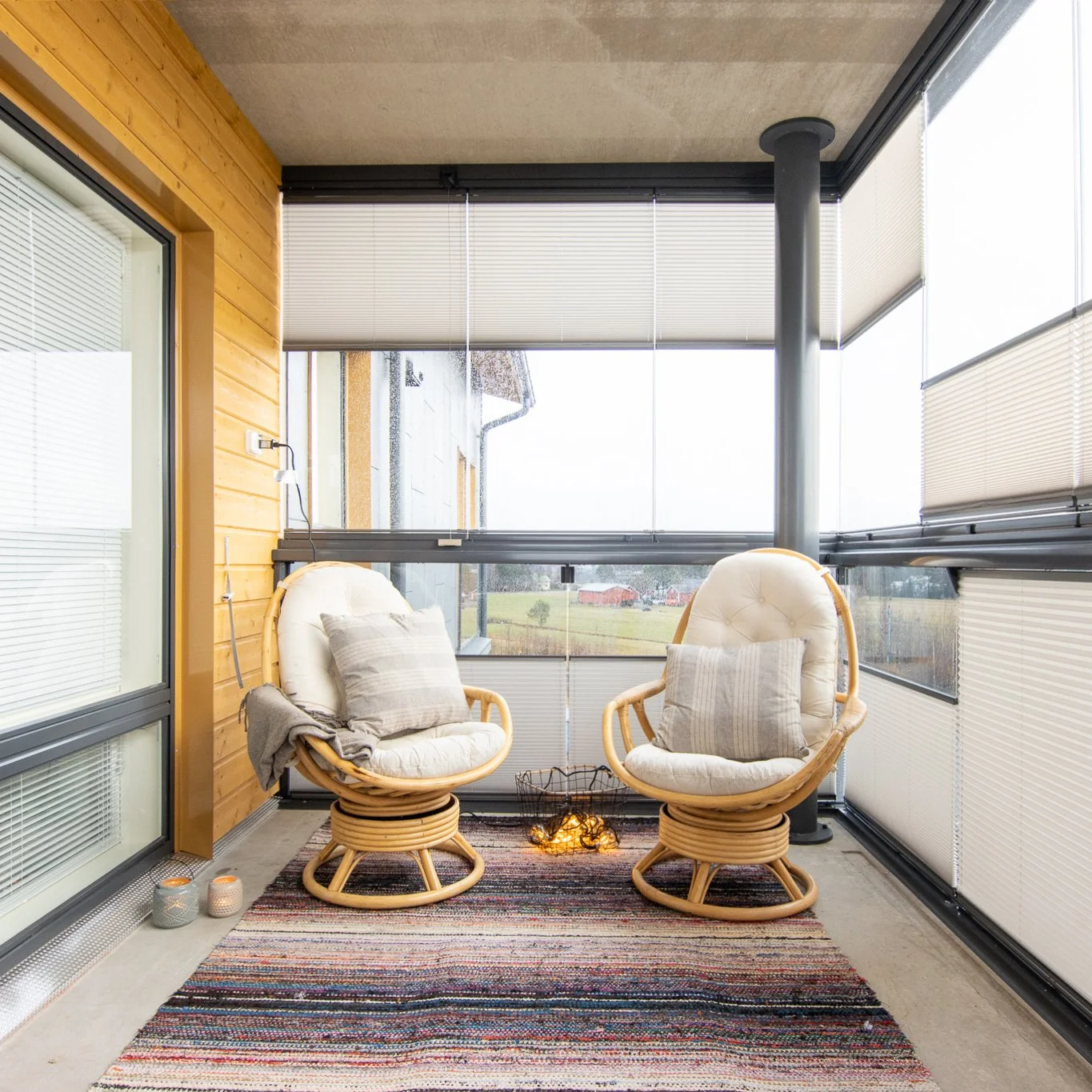 Kahden aaltosekoiteisen nojatuolin ja tyynyn tarkkaus.