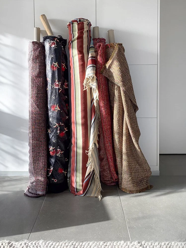 Vijf rollen stof in het sklpt-atelier