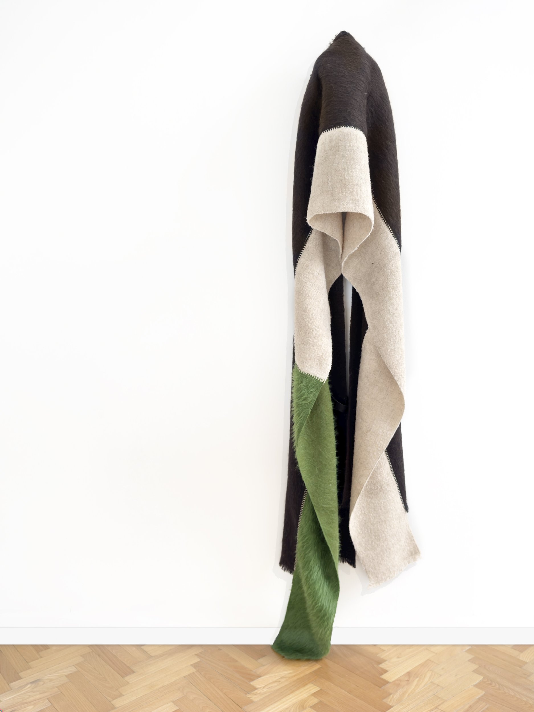 Meadow – asymmetrische sjaal in grasgroen, donkerbruin en kiezelbeige