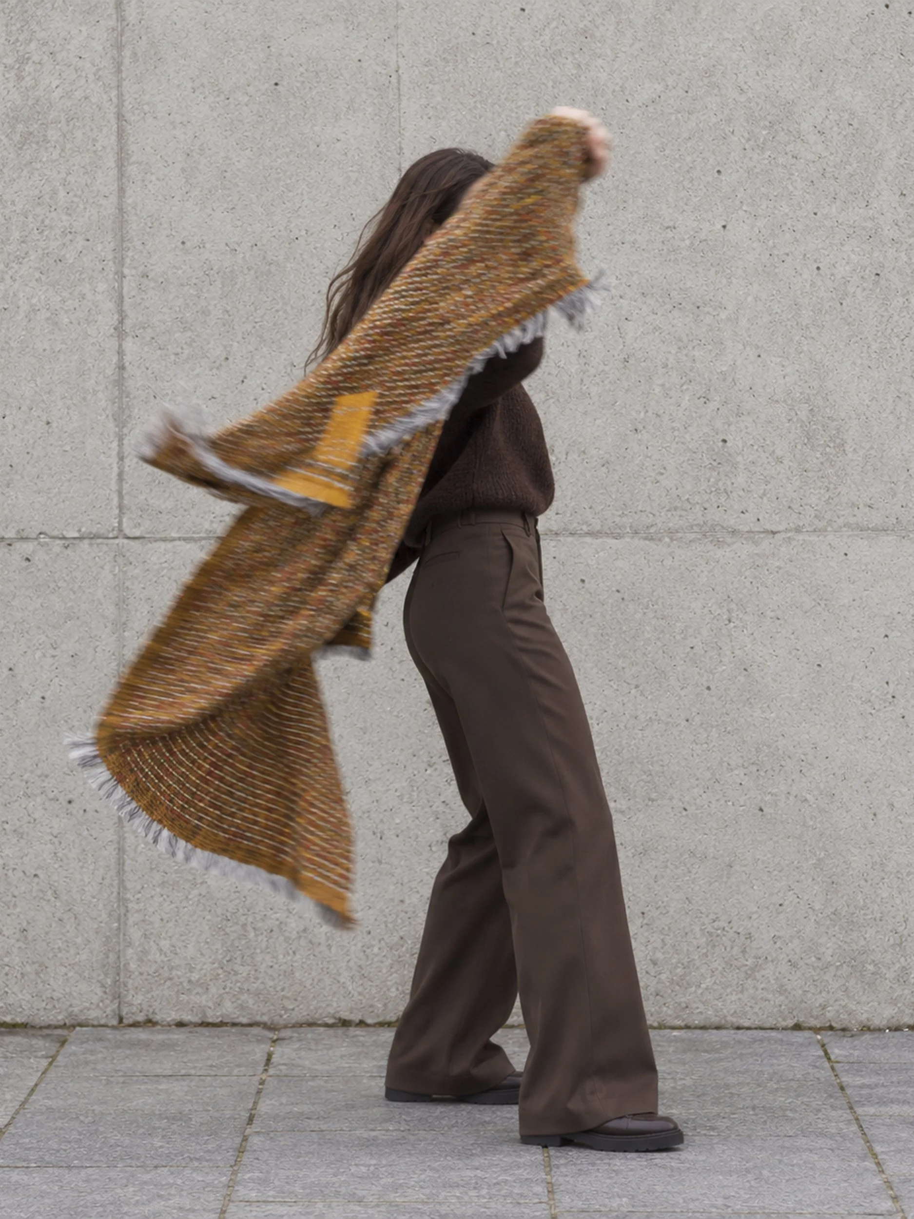 Clémence – royale tweed sjaal met speelse franjes, gedragen met een zwier.